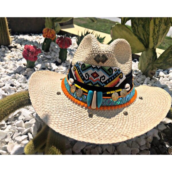 sombrero con adornos para mujer decorado elegua cali cartagena elegante vueltiao vaquero cintas bisuteria cabalgata de moda artesanal sol agudeño bucaramanga Santa Marta flores playa Montería bisuteria plumas fiesta