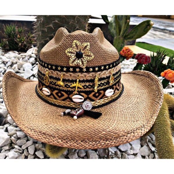 sombrero con adornos para mujer elegante sol bogota cartagena vaquero decorado de moda vueltiao elegua cabalgata playa agudeño bisuteria flores bucaramanga Ibagué cintas artesanal Pereira Armenia plumas fiesta, Sombrero Cowboy Decorado Para Mujer, sombreros de palma de iraca, sombreros decorados en colombia, sombreros personalizados de palma de iraca, sombreros artesanales con bordados, Hats made of Iraca palm