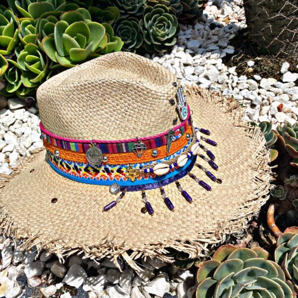 sombrero con adornos para mujer vaquero artesanal decorado playa flores de moda vueltiao agudeño elegante bisuteria elegua cintas sol Pereira Pasto medellin Villavicencio soacha tejido