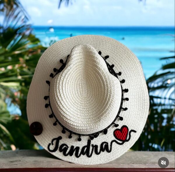 Pava pequeña bordada color crudo personalizada - Pava para Mujer - Sombrero para Playa - Nombre Bordado - Ref. 220401063 | Milolita Store - Tienda Virtual |%count(title)%