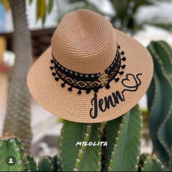 Pava pequeña bordada color café personalizada – Pava para Mujer – Sombrero para Playa – Nombre Bordado – Ref. 230717001 | Milolita Store - Tienda Virtual |%count(title)%