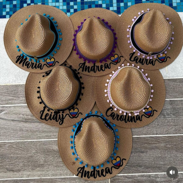 Pava pequeña café bordada & decorada con pequeños pompones en color, Pava De Ala Corta Café Bordada & Decorada Con Pequeños Pompones En Color, Sombreros Playeros, sombreros con nombre bordado, sun hat embroidered with a name, wide-brimmed sun hat