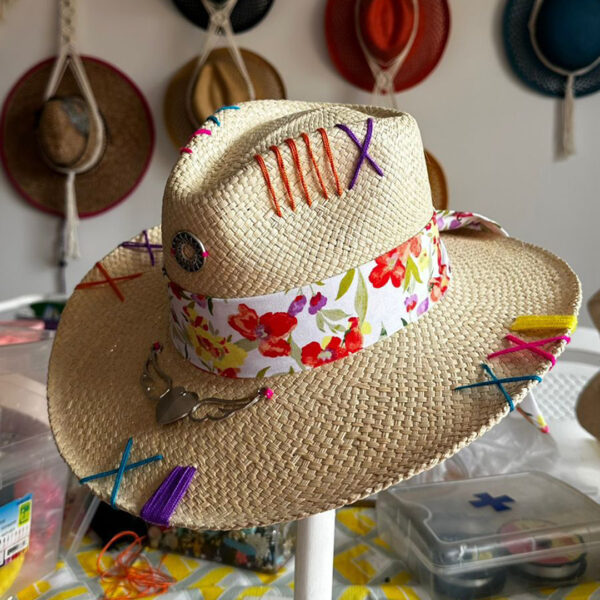 sombrero decorado para mujer indiana floral