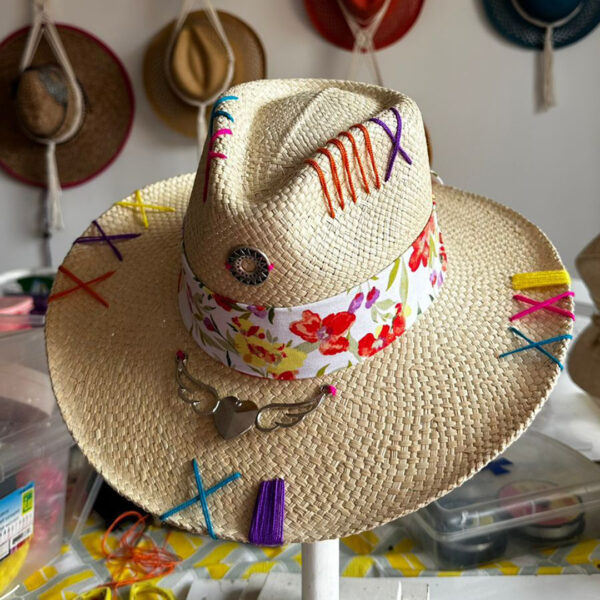 sombrero decorado para mujer indiana floralSombrero Indiana Floral Tribu, sombreros de palma de iraca, Hats made of Iraca palm