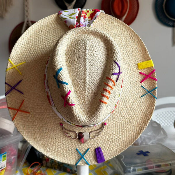 sombrero decorado para mujer indiana floralSombrero Indiana Floral Tribu, sombreros de palma de iraca, Hats made of Iraca palm