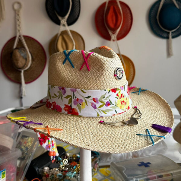 sombrero decorado para mujer indiana floralSombrero Indiana Floral Tribu, sombreros de palma de iraca, Hats made of Iraca palm