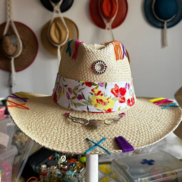 sombrero decorado para mujer indiana floralSombrero Indiana Floral Tribu, sombreros de palma de iraca, Hats made of Iraca palm