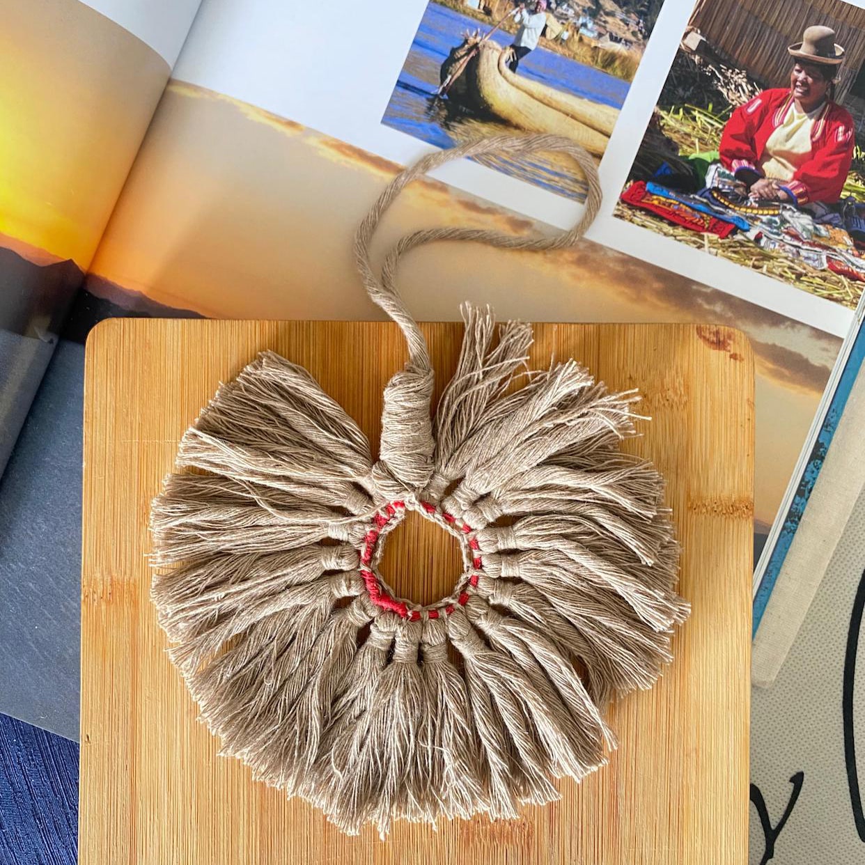 Colgante artesanal POM POM de 15 cm color café vintage 00001