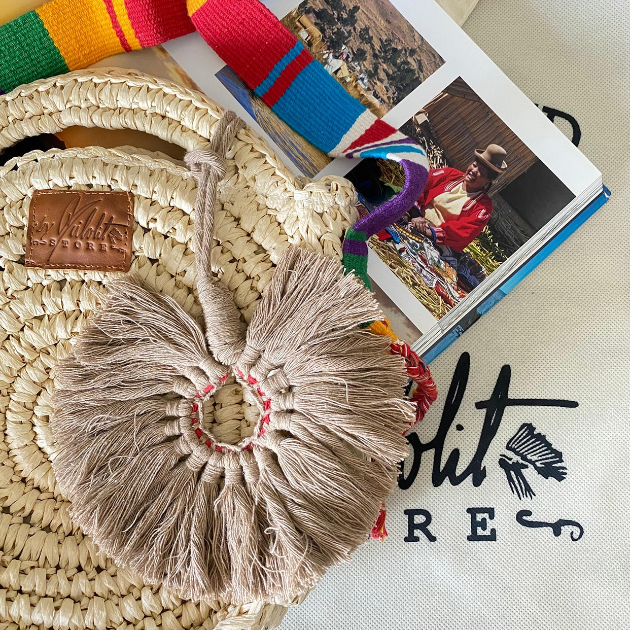 Colgante artesanal POM POM de 15 cm color café vintage 00002