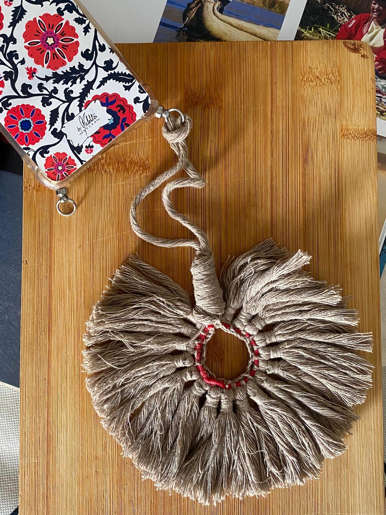 Colgante artesanal POM POM de 15 cm color café vintage 00004