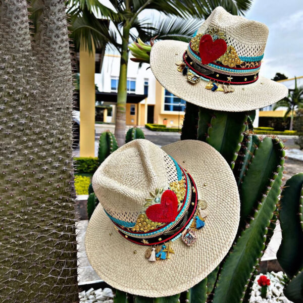 Sombrero indiana decorado para mujer color crudo, Sombrero Indiana Amour Color Crudo, sombreros de palma de iraca, sombreros decorados en colombia, sombreros personalizados de palma de iraca, sombreros artesanales con bordados, Hats made of Iraca palm
