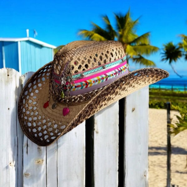 Sombrero decorado para mujer Calado Cowboy Texano Heart Café, Sombrero Calado Cowboy Texano Heart Café, sombreros de palma de iraca, sombreros decorados en colombia, sombreros personalizados de palma de iraca, sombreros artesanales con bordados, Hats made of Iraca palm