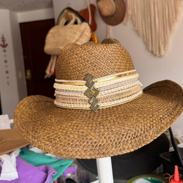 Sombrero decorado para mujer Cowboy Anchor Café, Sombrero Cowboy Anchor Café, sombreros de palma de iraca, sombreros decorados en colombia, sombreros personalizados de palma de iraca, sombreros artesanales con bordados, Hats made of Iraca palm