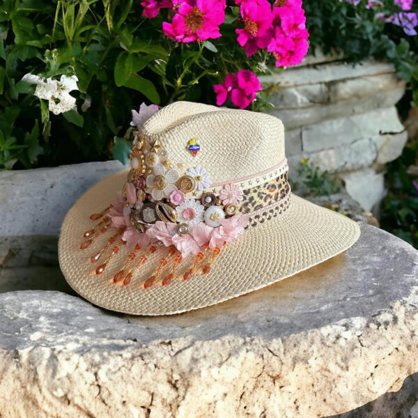 sombrero indiana decorado para mujer coachela color natural ref 250207001, Sombrero Indiana Coachela Color Natural, sombreros de palma de iraca, sombreros decorados en colombia, sombreros personalizados de palma de iraca, sombreros artesanales con bordados, Hats made of Iraca palm