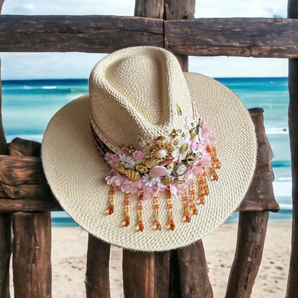 sombrero indiana decorado para mujer coachela color natural ref 250207001, Sombrero Indiana Coachela Color Natural, sombreros de palma de iraca, sombreros decorados en colombia, sombreros personalizados de palma de iraca, sombreros artesanales con bordados, Hats made of Iraca palm