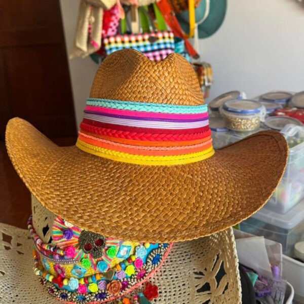 Sombrero decorado Indiana Colour Splash, Sombrero Cowboy Colour Splash, sombreros de palma de iraca, sombreros decorados en colombia, sombreros personalizados de palma de iraca, sombreros artesanales con bordados, Hats made of Iraca palm