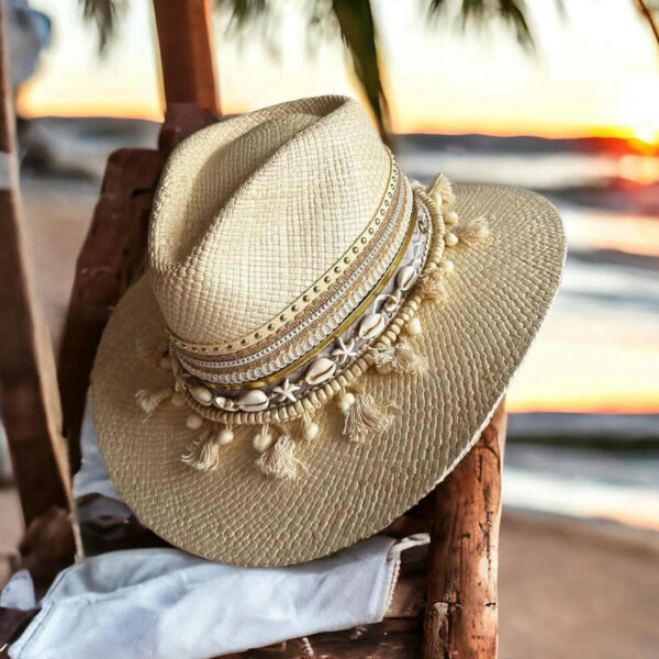 Sombrero Indiana decorado Coral Color Crudo, Sombrero Indiana Coral Color Crudo, sombreros de palma de iraca, sombreros decorados en colombia, sombreros personalizados de palma de iraca, sombreros artesanales con bordados, Hats made of Iraca palm