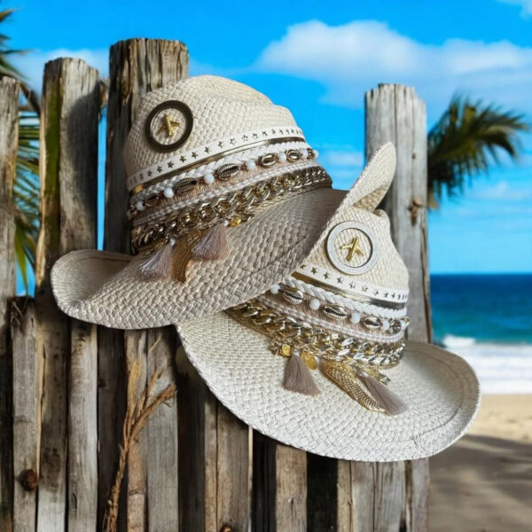 Sombrero cowboy decorado Travel silver color natural 00001, Sombrero Cowboy Travel Silver Color Natural, sombreros de palma de iraca, sombreros decorados en colombia, sombreros personalizados de palma de iraca, sombreros artesanales con bordados, Hats made of Iraca palm