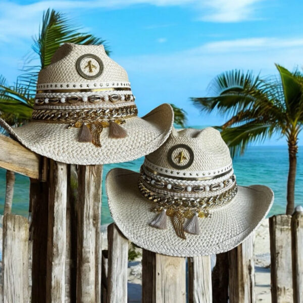 Sombrero cowboy decorado Travel silver color natural 00002, Sombrero Cowboy Travel Silver Color Natural, sombreros de palma de iraca, sombreros decorados en colombia, sombreros personalizados de palma de iraca, sombreros artesanales con bordados, Hats made of Iraca palm