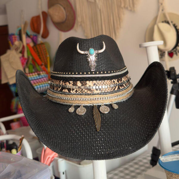 Sombrero decorado cowboy toro negro bull black cowboy hat, Sombrero Cowboy Tribe Bull Rock Black, sombreros de palma de iraca, sombreros decorados en colombia, sombreros personalizados de palma de iraca, sombreros artesanales con bordados, Hats made of Iraca palm