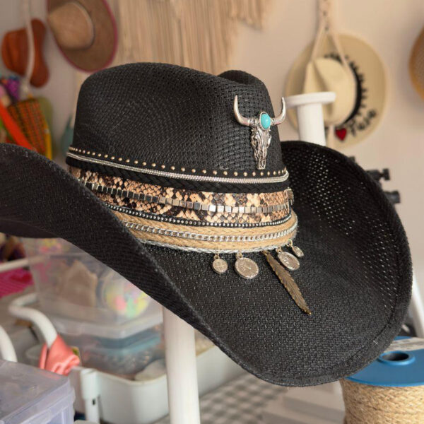 Sombrero decorado cowboy toro negro bull black cowboy hat, Sombrero Cowboy Tribe Bull Rock Black, sombreros de palma de iraca, sombreros decorados en colombia, sombreros personalizados de palma de iraca, sombreros artesanales con bordados, Hats made of Iraca palm