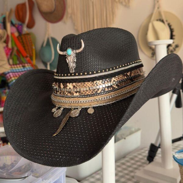 Sombrero decorado cowboy toro negro bull black cowboy hat, Sombrero Cowboy Tribe Bull Rock Black, sombreros de palma de iraca, sombreros decorados en colombia, sombreros personalizados de palma de iraca, sombreros artesanales con bordados, Hats made of Iraca palm
