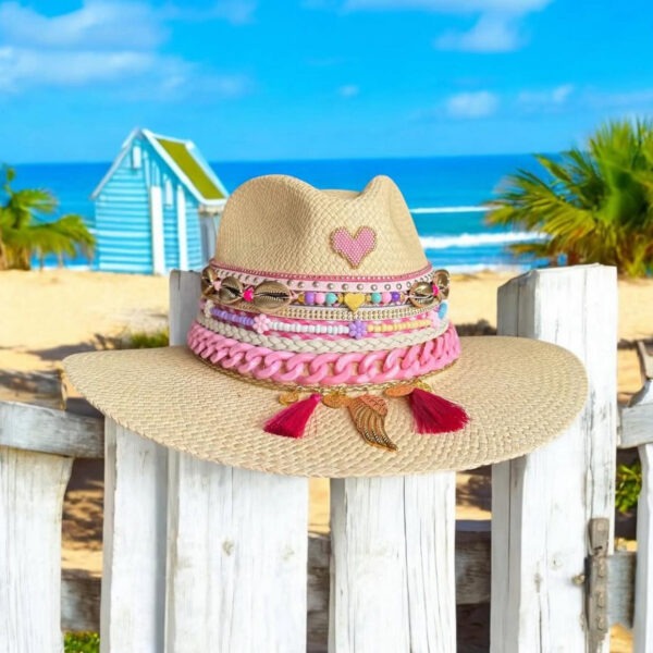 Sombrero Indiana decorado para mujer Amar Pink, Sombrero Indiana Amar Pink, sombreros de palma de iraca, sombreros decorados en colombia, sombreros personalizados de palma de iraca, sombreros artesanales con bordados, Hats made of Iraca palm