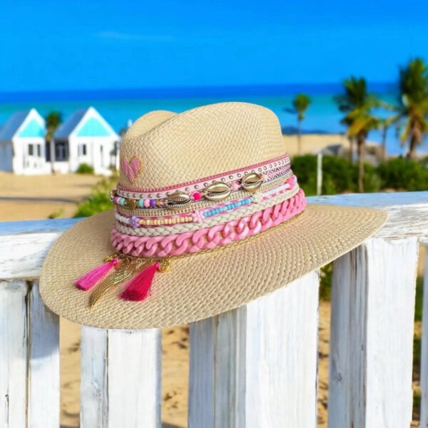 Sombrero Indiana decorado para mujer Amar Pink, Sombrero Indiana Amar Pink, sombreros de palma de iraca, sombreros decorados en colombia, sombreros personalizados de palma de iraca, sombreros artesanales con bordados, Hats made of Iraca palm