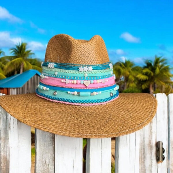 Sombrero personalizado indiana Be Happy 001, Sombrero Indiana Be Happy, sombreros de palma de iraca, sombreros decorados en colombia, sombreros personalizados de palma de iraca, sombreros artesanales con bordados, Hats made of Iraca palm