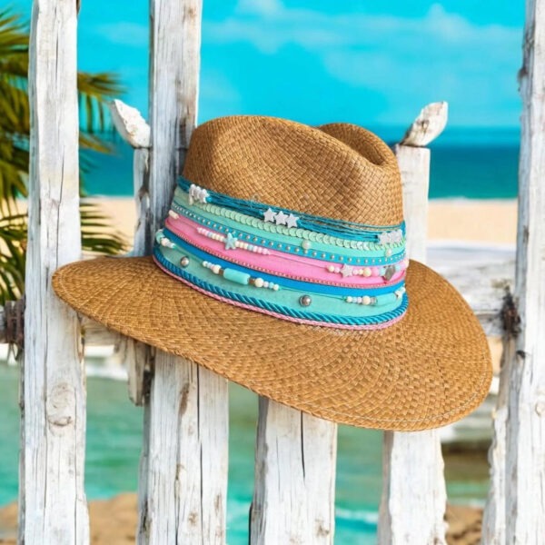 Sombrero personalizado indiana Be Happy 001, Sombrero Indiana Be Happy, sombreros de palma de iraca, sombreros decorados en colombia, sombreros personalizados de palma de iraca, sombreros artesanales con bordados, Hats made of Iraca palm