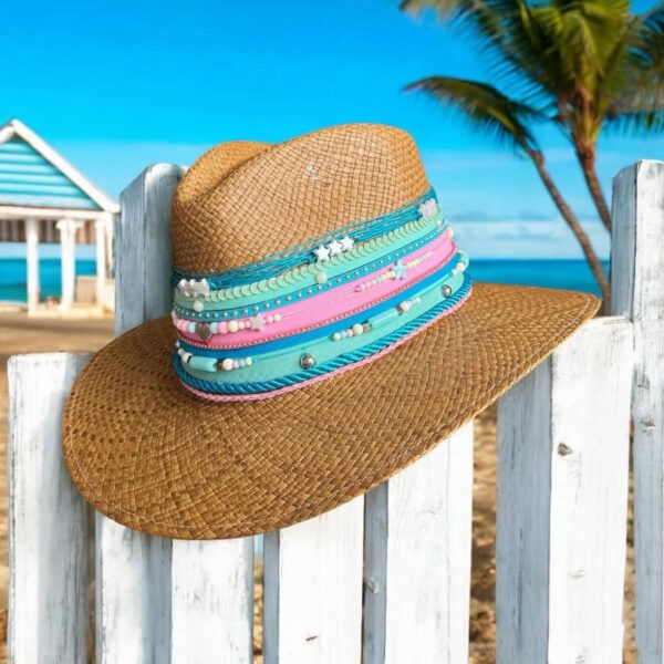 Sombrero personalizado indiana Be Happy 001, Sombrero Indiana Be Happy, sombreros de palma de iraca, sombreros decorados en colombia, sombreros personalizados de palma de iraca, sombreros artesanales con bordados, Hats made of Iraca palm