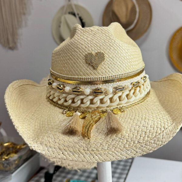Sombrero decorado Cowboy Jaipur Heart Dorado Color Crudo, Sombrero Cowboy Jaipur Heart Dorado Color Crudo, sombreros de palma de iraca, sombreros decorados en colombia, sombreros personalizados de palma de iraca, sombreros artesanales con bordados, Hats made of Iraca palm