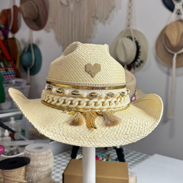 Sombrero decorado Cowboy Jaipur Heart Dorado Color Crudo, Sombrero Cowboy Jaipur Heart Dorado Color Crudo, sombreros de palma de iraca, sombreros decorados en colombia, sombreros personalizados de palma de iraca, sombreros artesanales con bordados, Hats made of Iraca palm