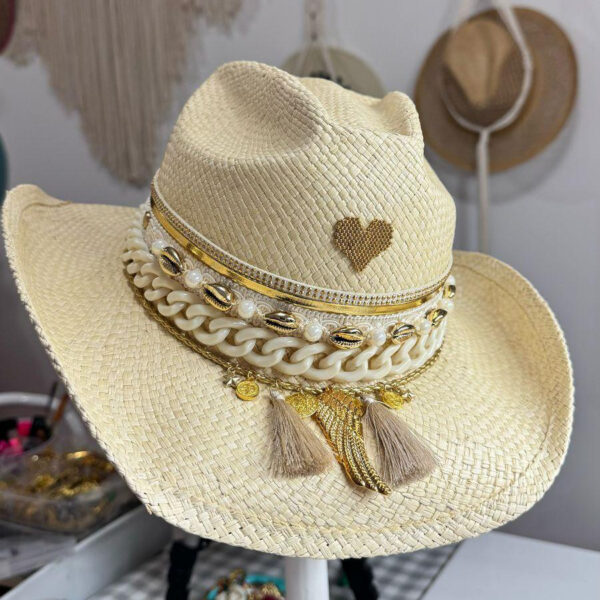 Sombrero decorado Cowboy Jaipur Heart Dorado Color Crudo, Sombrero Cowboy Jaipur Heart Dorado Color Crudo, sombreros de palma de iraca, sombreros decorados en colombia, sombreros personalizados de palma de iraca, sombreros artesanales con bordados, Hats made of Iraca palm