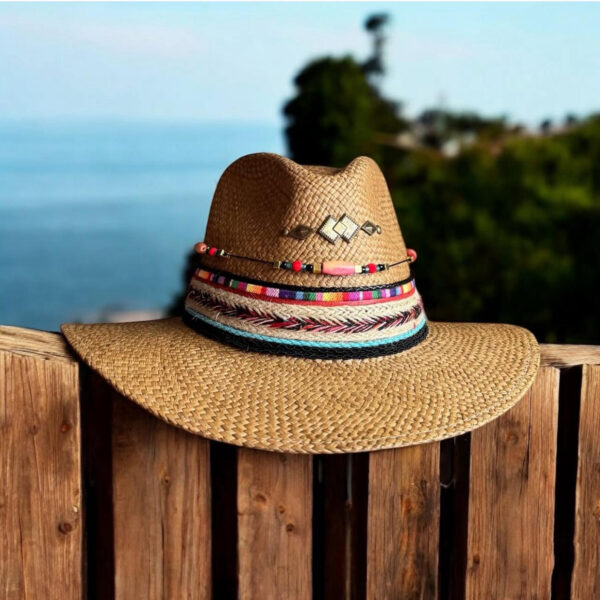 Sombrero indiana decorado cafe damaro 001, Sombrero Indiana Café Damaro, sombreros de palma de iraca, sombreros decorados en colombia, sombreros personalizados de palma de iraca, sombreros artesanales con bordados, Hats made of Iraca palm