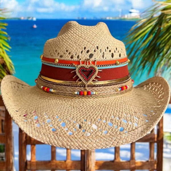 Cowboy calado crudo Wild Heart 001, Sombrero Calado Crudo Wild Heart, sombreros de palma de iraca, sombreros decorados en colombia, sombreros personalizados de palma de iraca, sombreros artesanales con bordados, Hats made of Iraca palm