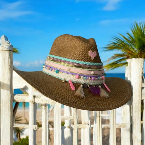 Sombrero indiana café Tessel 250407001 003, Sombrero Indiana Café Tessel, sombreros de palma de iraca, sombreros decorados en colombia, sombreros personalizados de palma de iraca, sombreros artesanales con bordados, Hats made of Iraca palm
