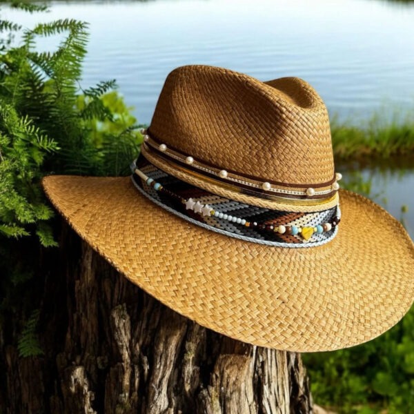 Sombrero indiana café decorado Hibisco 250401001 0001, Sombrero Indiana Café Hibisco, sombreros de palma de iraca, sombreros decorados en colombia, sombreros personalizados de palma de iraca, sombreros artesanales con bordados, Hats made of Iraca palm