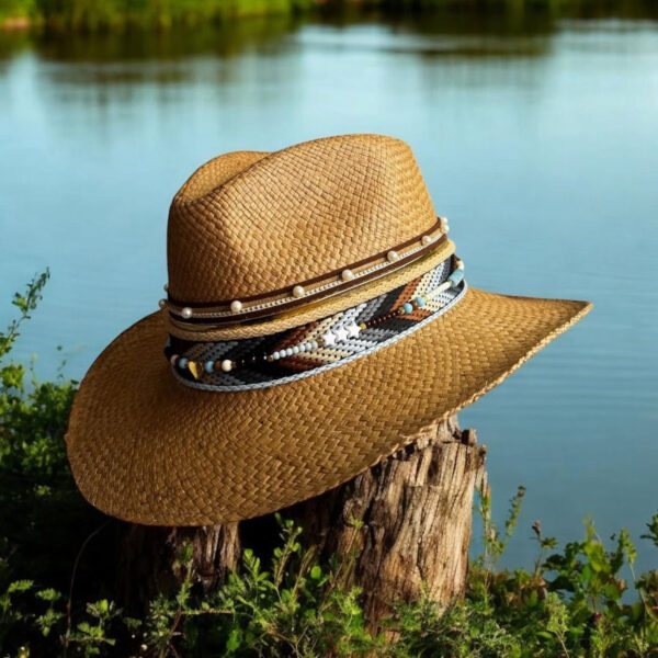 Sombrero indiana café decorado Hibisco 250401001 0002, Sombrero Indiana Café Hibisco, sombreros de palma de iraca, sombreros decorados en colombia, sombreros personalizados de palma de iraca, sombreros artesanales con bordados, Hats made of Iraca palm