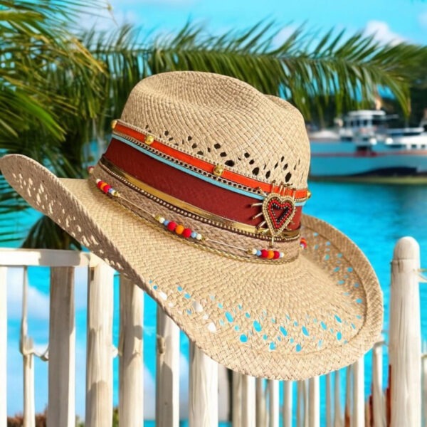 Cowboy calado crudo Wild Heart 002, Sombrero Calado Crudo Wild Heart, sombreros de palma de iraca, sombreros decorados en colombia, sombreros personalizados de palma de iraca, sombreros artesanales con bordados, Hats made of Iraca palm