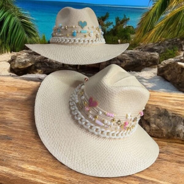 Sombrero Indiana personalizado para mujer Heart chain azulino cadena beige 001, Sombrero Indiana Heart Chain Azulino Cadena Beige, sombreros de palma de iraca, sombreros decorados en colombia, sombreros personalizados de palma de iraca, sombreros artesanales con bordados, Hats made of Iraca palm