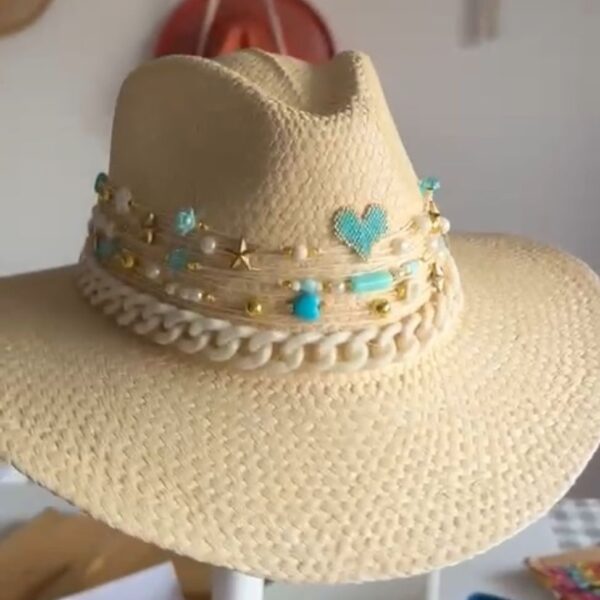 Sombrero Indiana personalizado para mujer Heart chain azulino cadena beige 002, Sombrero Indiana Heart Chain Azulino Cadena Beige, sombreros de palma de iraca, sombreros decorados en colombia, sombreros personalizados de palma de iraca, sombreros artesanales con bordados, Hats made of Iraca palm