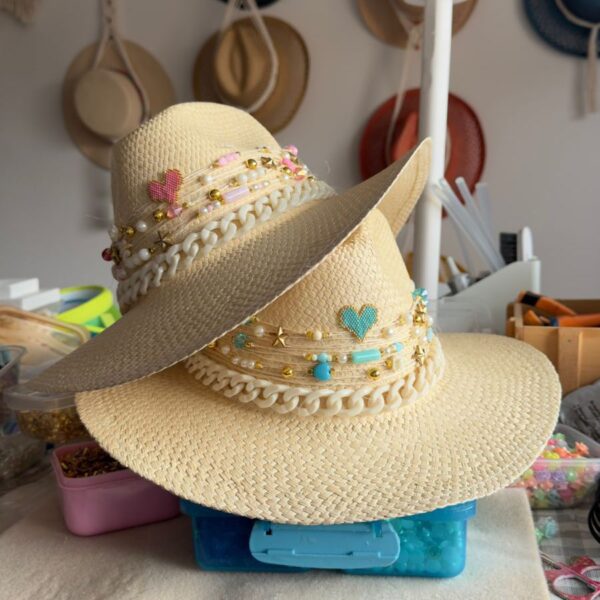 Sombrero Indiana personalizado para mujer Heart chain azulino cadena beige 003, Sombrero Indiana Heart Chain Azulino Cadena Beige, sombreros de palma de iraca, sombreros decorados en colombia, sombreros personalizados de palma de iraca, sombreros artesanales con bordados, Hats made of Iraca palm