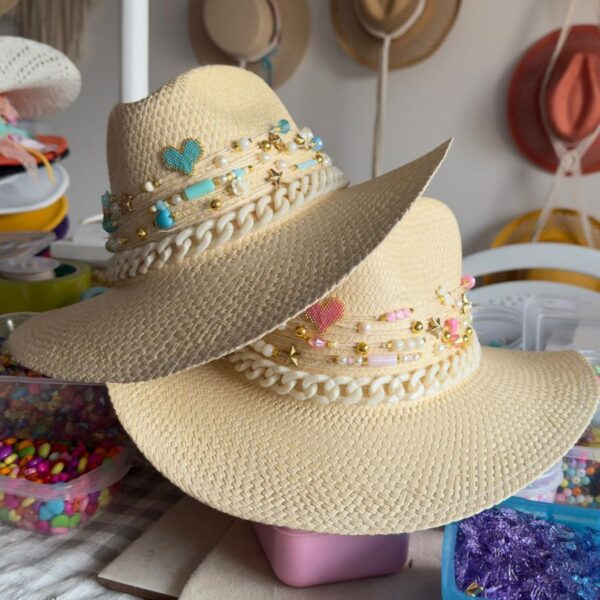 Sombrero Indiana personalizado para mujer Heart rose color crudo 002, Sombrero Indiana Heart Rose Color Crudo, sombreros de palma de iraca, sombreros decorados en colombia, sombreros personalizados de palma de iraca, sombreros artesanales con bordados, Hats made of Iraca palm