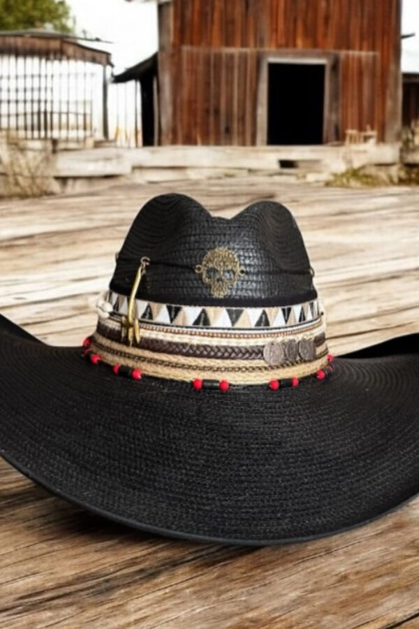 Sombrero Indiana negro decorado con calavera dorada, cintas tribales, monedas y detalles rojos – estilo rock artesanal para mujer
