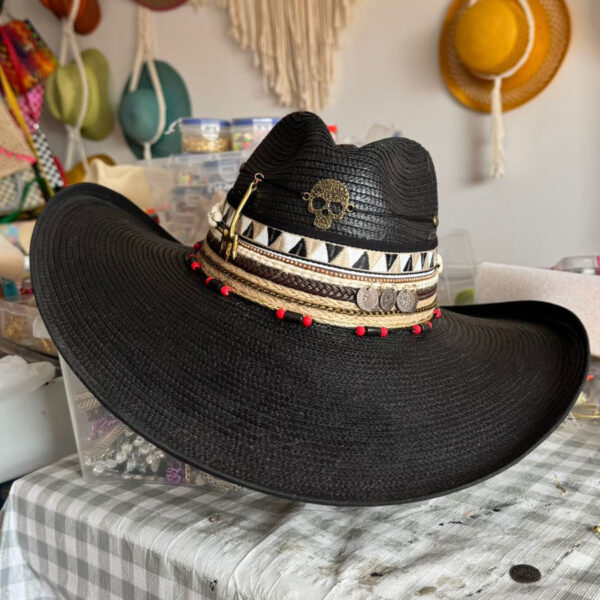 Sombrero Indiana negro decorado con calavera dorada, cintas tribales, monedas y detalles rojos – estilo rock artesanal para mujer, Sombrero Indiana Calavera Rock Black, sombreros de palma de iraca, sombreros decorados en colombia, sombreros personalizados de palma de iraca, sombreros artesanales con bordados, Hats made of Iraca palm