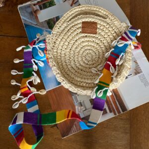 Bolso redondo tejido a mano con correa en telar guatemalteco y detalles de caracoles cauri – cartera cruzada artesanal colombiana única, diseño étnico vibrante, ideal para días de playa en verano, festivales al aire libre, vacaciones y outfits casuales. Milolita handwoven round boho bag with Guatemalan loom strap and cowrie shell accents – unique Colombian handmade crossbody purse, vibrant ethnic artisan design, perfect for summer beach days, outdoor festivals, vacations, and casual outfits., 
