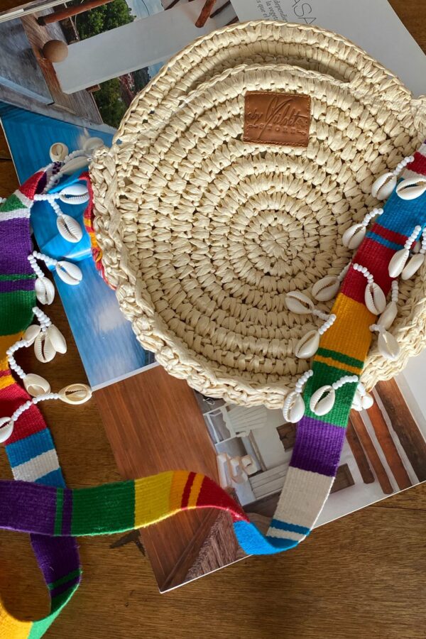 Bolso redondo tejido a mano con correa en telar guatemalteco y detalles de caracoles cauri – cartera cruzada artesanal colombiana única, diseño étnico vibrante, ideal para días de playa en verano, festivales al aire libre, vacaciones y outfits casuales. Milolita handwoven round boho bag with Guatemalan loom strap and cowrie shell accents – unique Colombian handmade crossbody purse, vibrant ethnic artisan design, perfect for summer beach days, outdoor festivals, vacations, and casual outfits.