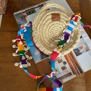 Bolso redondo tejido a mano con correa en telar guatemalteco y decoración de caracoles cauri – cartera cruzada artesanal colombiana única, estilo étnico artesanal, ideal para días de playa en verano, festivales al aire libre, vacaciones y outfits casuales. Milolita handwoven round boho bag with Guatemalan loom strap and cowrie shell decoration – unique Colombian handmade crossbody purse, artisan ethnic style, perfect for summer beach days, outdoor festivals, vacations, and casual outfits., 