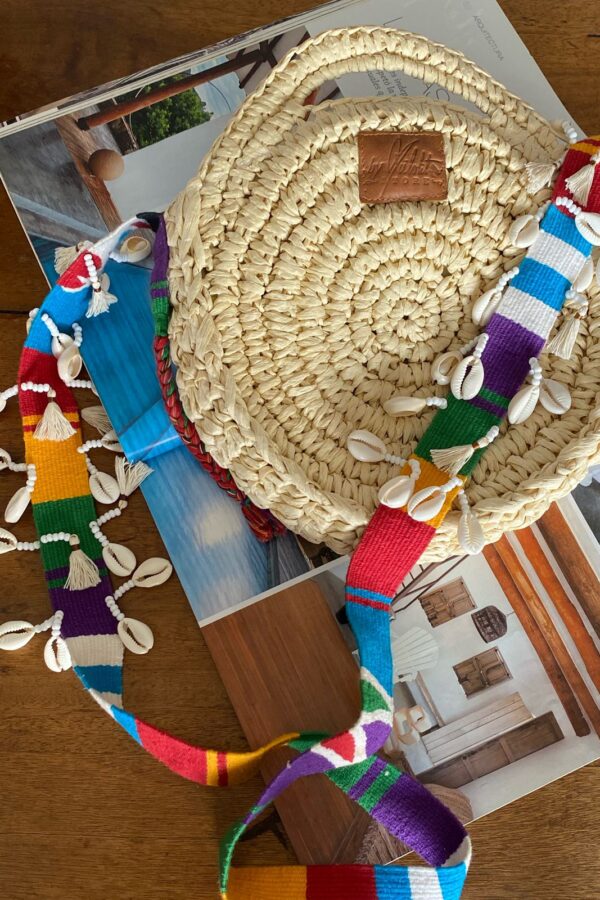 Bolso redondo tejido a mano con correa en telar guatemalteco y decoración de caracoles cauri – cartera cruzada artesanal colombiana única, estilo étnico artesanal, ideal para días de playa en verano, festivales al aire libre, vacaciones y outfits casuales. Milolita handwoven round boho bag with Guatemalan loom strap and cowrie shell decoration – unique Colombian handmade crossbody purse, artisan ethnic style, perfect for summer beach days, outdoor festivals, vacations, and casual outfits.